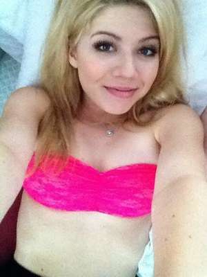 Uma série de fotos da atriz Jennette McCurdy, famosa pela série teen 'iCarly', caíram no Twitter; nas imagens, ela aparece vestindo apenas lingerie em poses provocantes