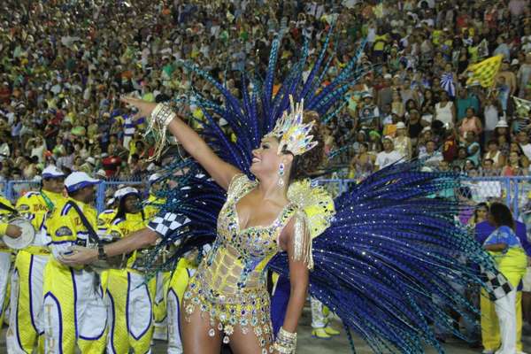 A Unidos da Tijuca transformou a Sapucaí em autódromo na madrugada desta segunda-feira. Carros e alas da agremiação levaram símbolos da velocidade à avenida, representando um Grande Prêmio de automobilismo, onde Ayrton Senna, piloto e ídolo da Fórmula 1, sai como vencedor. Juliana Alves desfilou como rainha da bateria