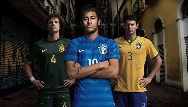 A Seleção Brasileira estreia nesta quarta-feira, contra a África do Sul, a nova versão do uniforme número dois, azul. O kit que segue até a Copa do Mundo será utilizado no segundo tempo do amistoso. Veja em detalhes