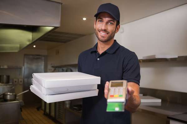 Válvula de escape para matar a fome, o delivery se tornou o herói dos famintos que não desejam mexer nas panelas e nem encarar as filas dos restaurantes no verão