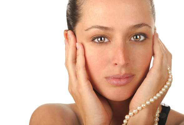 Boa pedida para as mulheres que desejam aproveitar o seu dia em grande estilo, tratamentos estéticos feitos à base de metais e pedras preciosas facilitam a busca pela pele perfeita