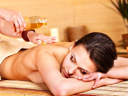 Massagem corporal feita com óleo de maracujá promete recuperar a beleza e a vivacidade do tecido cutâneo, além de aliviar os efeitos que o cansaço pode provocar no corpo