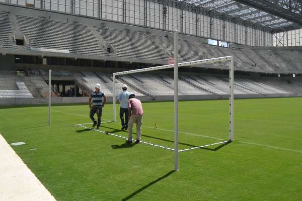 10 de março de 2014: Arena da Baixada entra em fase final de obras, com instalação de traves, demarcações no gramado e reformas de acabamento no estádio e no entorno