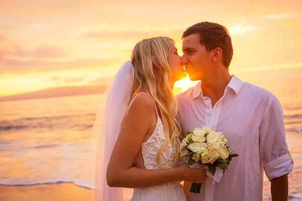 Casar na praia tendo o mar como pano de fundo tem tudo para se tornar uma experiência inesquecível, mas para isso precisa ser muito bem planejado