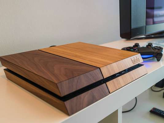 A fabricante alemã Balolo desenvolveu uma "capa" para o Playstation 4 feita inteiramente de placas de madeira no valor de 149 euros (cerca de R$ 488)