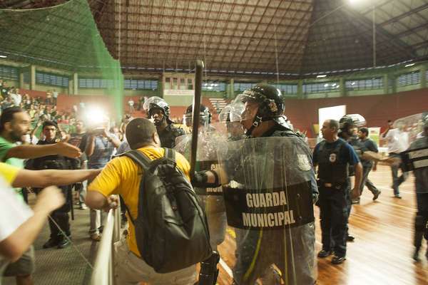 Menos de meia hora ap&oacute;s o in&iacute;cio, a audi&ecirc;ncia p&uacute;blica convocada pela prefeitura de Porto Alegre para discutir a licita&ccedil;&atilde;o do servi&ccedil;o de &ocirc;nibus da capital ga&uacute;cha teve que ser suspensa por falta de seguran&ccedil;a na noite desta segunda-feira