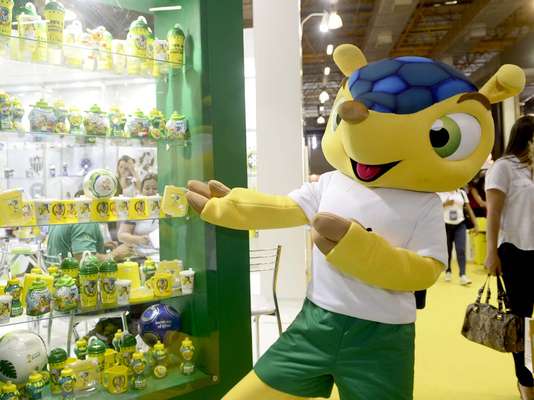 Boneco representando o mascote Fuleco é um dos destaques da 48ª Brazilian International Gift Fair, que expõe produtos inspirados na competição