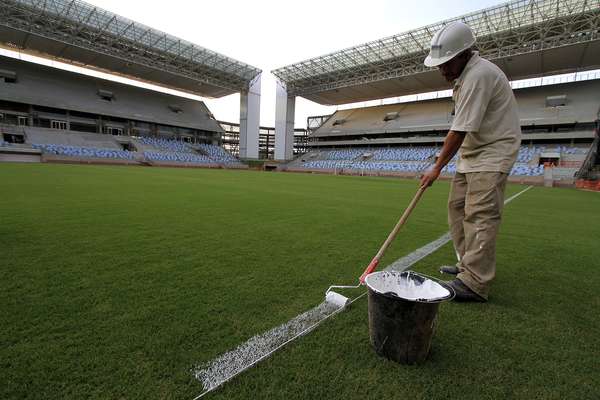 12 de março: em reta final de preparação, Arena Pantanal recebe demarcações no gramado que terá quatro jogos da Copa do Mundo