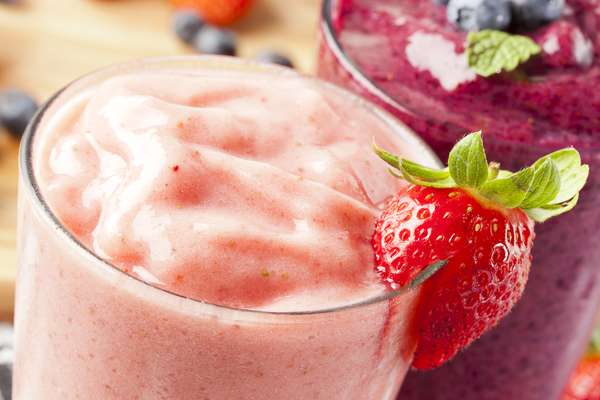 De origem californiana, os chamados smoothies costumam ser feitos com frutas, vegetais, iogurte e muito gelo