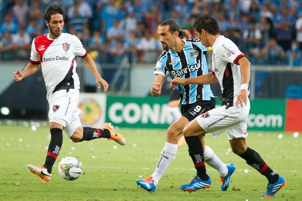 Barcos tenta jogada na partida entre Grêmio e Newell's Old Boys