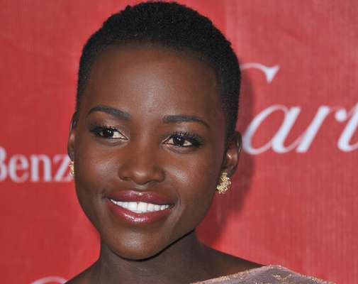 Primeira mulher do México a ser indicada ao Oscar, Lupita Nyongo vem arrebatando o coração do mundo com a beleza de sua pele macia e brilhante