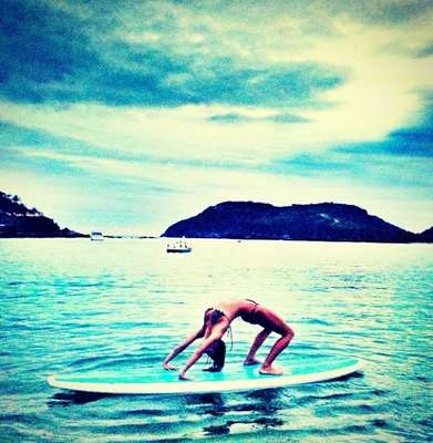 Praias do Rio de Janeiro se tornaram um verdadeiro palco para os novos apaixonados pela ioga na prancha de surfe. Bastante flexível, a atriz Thaila Ayala é adepta do exercício