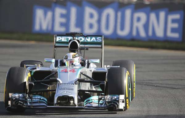 Lewis Hamilton terminou o dia com o melhor tempo, marcando 1min29s625 no segundo treino livre