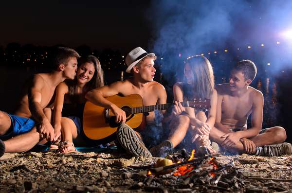 Durante o verão, reunir-se com um grupo de amigos na praia ao som de um violão é bastante comum para garantir a diversão