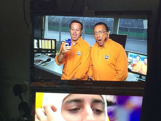 BrincadeiraRubens Barrichello e Galvão Bueno fazem careta em cabine de transmissão durante treino de classificação