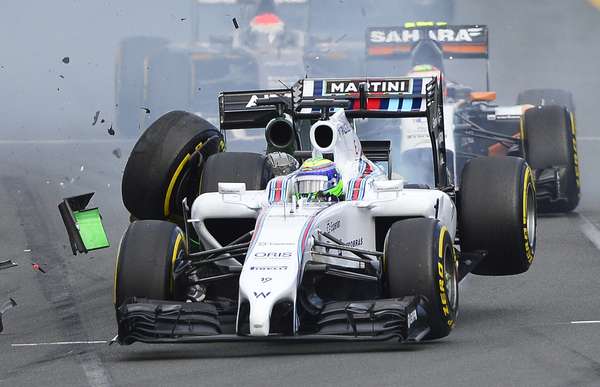 Cercada de expectativas, a estreia de Felipe Massa pela Williams acabou na primeira curva do Grande Prêmio da Austrália: o brasileiro - que largava em nono lugar - foi atingido pela Caterham do japonês Kamui Kobayashi, que saiu do 15º lugar no grid