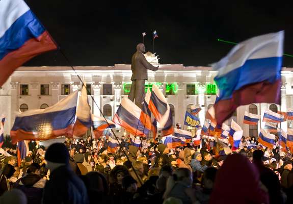Mais de vinte mil pessoas se reuniram na noite de domingo na praça de Lênin de Simferopol, capital da república separatista da Crimeia, para festejar a vitória da reunificação com a Rússia no referendo