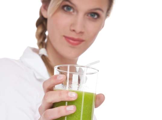 Sucesso no verão, sucos verdes ajudam a diminuir o apetite, desintoxicar o corpo e acabar com a retenção de líquido