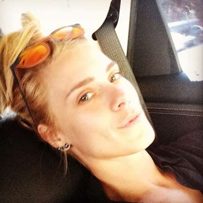 Carolina Dieckmann não precisa estar produzida para ficar bonita. Aos 35 anos, ela publicou uma foto na manhã desta segunda-feira (17) em que aparece sem maquiagem logo após desembarcar na capital paulista. "bom dia, Sampa... cheguei!!!", escreveu ela na legenda. A atriz posou de 'cara lavada', fazendo biquinho, com cabelo preso e óculos de sol na cabeça. A imagem rendeu elogios de fãs e seguidores