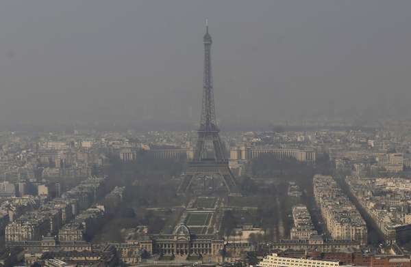Já na sexta-feira, 14 de março, a Torre Eiffel quase não era vista em função da poluição do ar em Paris. Boa parte da França está sob alerta já que a Agência Europeia do Ambiente informa que é a cidade atingiu o pior nível de poluição do ar desde 2007