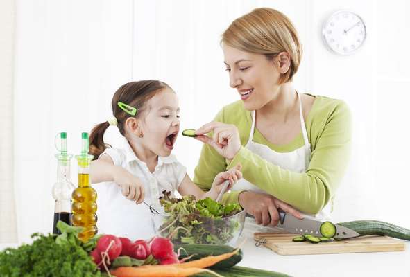 Ingerir gorduras insaturadas, como o azeite de oliva no tempero de saladas, é essencial para o bom funcionamento do organismo