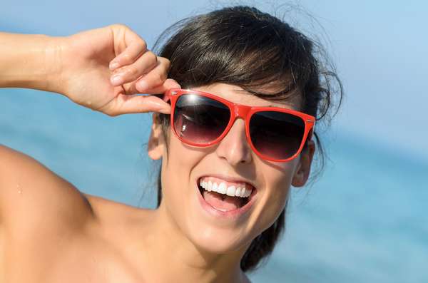 Indispensáveis do início ao fim do verão, a proteção oferecida pelos óculos escuros não é comprometida pelo tamanho e pela cor das lentes dos modelos