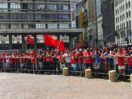 Esperando uma multidão, a prefeitura recorreu a grades de ferro parra proteger a entrada da sede do governo municipal