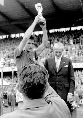 Morreu em São Paulo o zagueiro Hilderaldo Luís Bellini, que foi o capitão do primeiro título mundial da Seleção Brasileira, obtido em torneio realizado em 1958, na Suécia