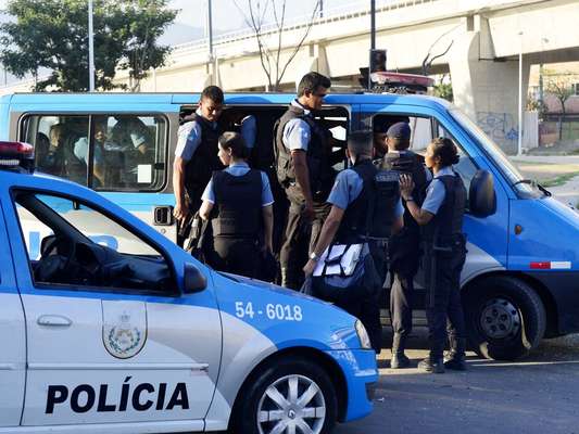 O policiamento foi reforçado na manhã desta sexta-feira nas regiões das Unidades de Polícia Pacificadora (UPPs) atacadas por bandidos, principalmente no Complexo de Manguinhos. A Avenida Leopoldo Bulhões ficou fechada por quase seis horas e os moradores da comunidade passaram 12 horas sem luz