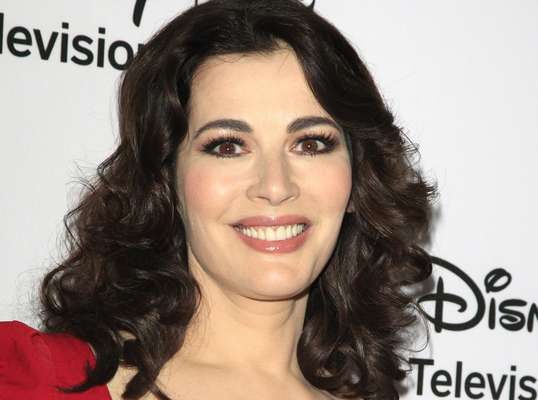 Com tudo em cima aos 54 anos de idade, a chef de cozinha e apresentadora Nigella Lawson deixa muita gente admirada com a aparência jovem de sua pele