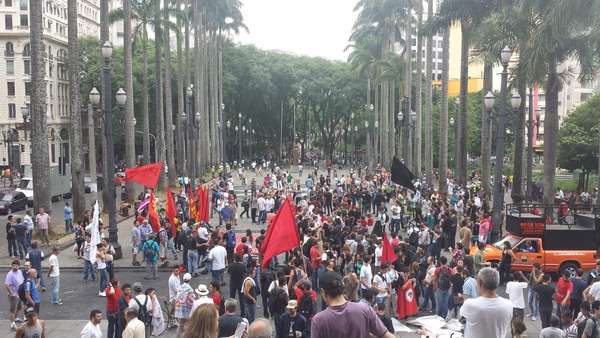 São Paulo - Cerca de 1 mil pessoas se reuniram na tarde deste sábado na Praça da Sé, em São Paulo, para a Marcha Antifascista, evento organizado em resposta à Marcha da Família