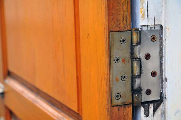 Dobradiças são o esqueleto da porta e podem durar décadas, mas para isso é preciso evitar que elas enferrujem