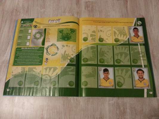 Página da Seleção Brasileira no álbum da Copa do Mundo de 2014: Neymar é o principal astro