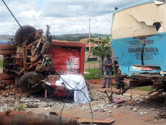 Pelo menos quatro pessoas morreram na manhã desta quarta-feira em São Sebastião, no Distrito Federal