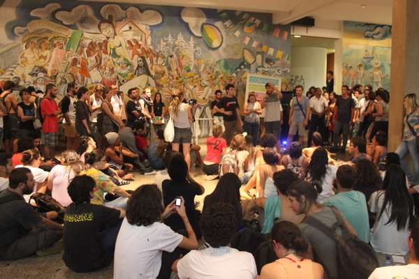Alunos da Universidade Federal de Santa Catarina (UFSC) decidiram passar a noite no prédio da reitoria após o tumulto que resultou em cinco estudantes presos e dezenas de feridos