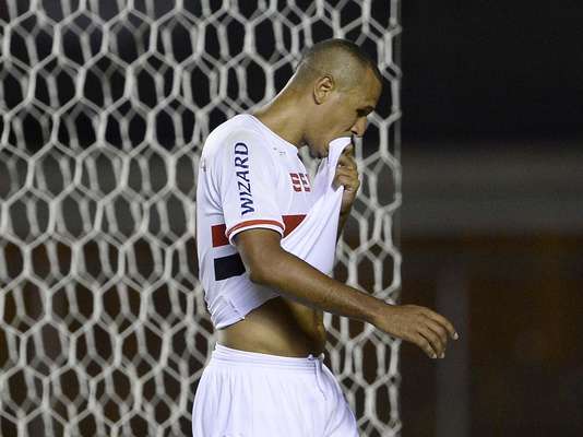 Nos pênaltis, São Paulo foi eliminado pelo Penapolense (5 a 4 após empate por 0 a 0 no tempo normal) e deu adeus ao Campeonayo Paulista de 2014; veja fotos
