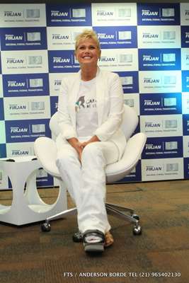 Xuxa está com sesamoidite e, por isso, tem de usar bota ortopédica