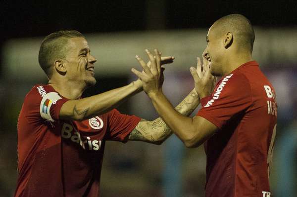 Com destaque para Wellington Paulista, Inter fez 3 a 0 no Caxias e avançou à final do Gaúcho; veja fotos