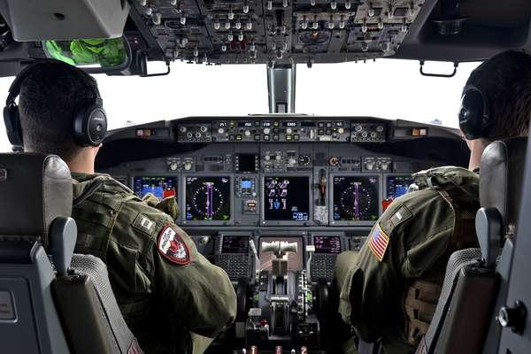 24 de março - aviadores navais durante uma missão para ajudar nas operações de busca do vôo MH370 da Malaysia Airlines. Ventos fortes e clima gelado interromperam as buscas aéreas em 27 de março