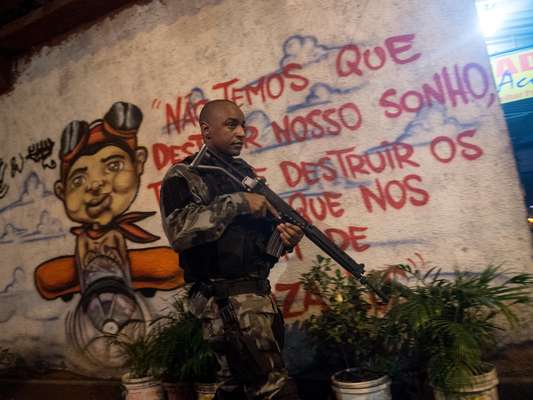 Nas pichações do Complexo da Maré é possível notar décadas de domínio do tráfico de drogas. A certeza vem das frases e dos recados ameaçadores que você lê, em bom ou mau português, em paredes de casas e muros da favela