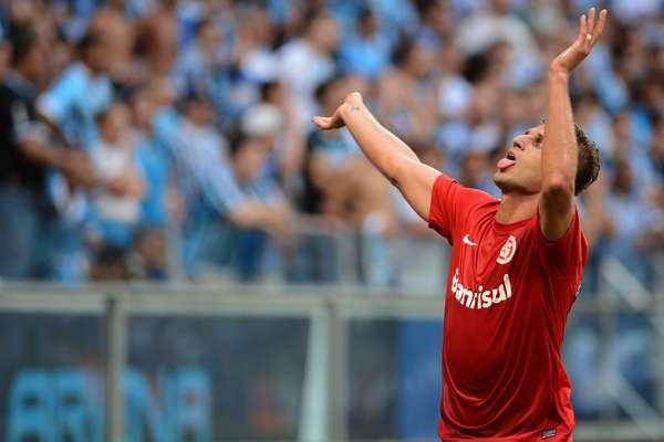 Rafael Moura vibra com gol; atacante sai da Arena Grêmio como herói do Internacional com dois gols no segundo tempo
