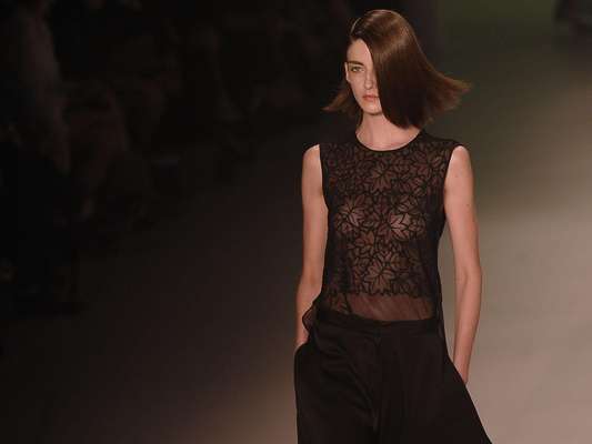 Transparência com folhas desenhadas na proposta apresentada pela Iódice no Fashion Rio de 2013: grife vai pular a próxima edição