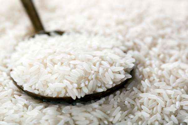 Arroz brancoNo preparo do arroz branco, use duas xícaras (chá) de água para cada xícara (chá) de arroz. A dica para evitar excesso de óleo é cozinhar água junto com algumas folhas de alface por cima, que absorverão o seu excesso. Depois, basta retirá-las