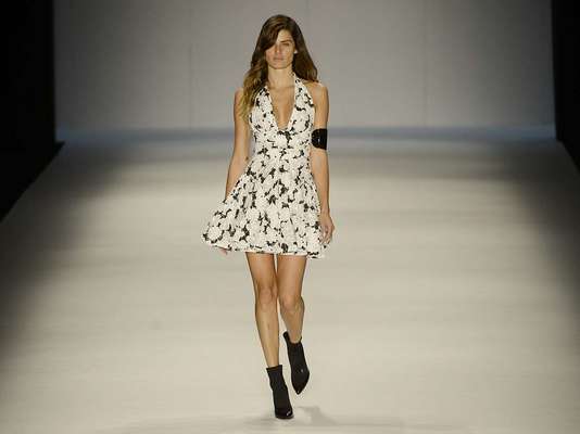 A top Isabelli Fontana brilhou no desfile da Tufi Duek