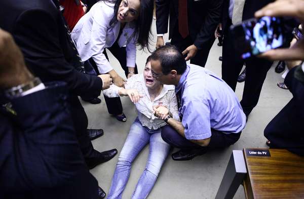 Sessão solene no plenário da Câmara rememora os fatos relacionados ao dia 31 de março de 1964, véspera do golpe de Estado que deu origem à ditadura militar. Na foto, mulher passa mal ao visualizar homenagem a militares levada pelo deputado Jair Bolsonaro