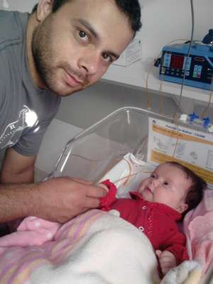 Pai da bebê passa as noites no hospital, nos intervalos do trabalho como ajudante de motorista