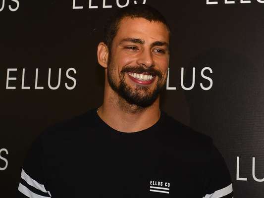 A passagem do ator Cauã Reymond pelo São Paulo Fashion Week foi um dos pontos altos do último dia da semana de moda