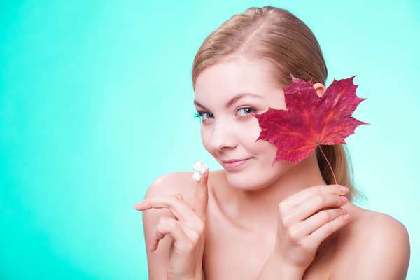 Em vez de optar pelo uso de esfoliantes granulados tradicionais, uma boa dica é investir em cremes microesfoliantes que ajudam a remover as células mortas da pele de uma maneira bem mais suave e não invasiva