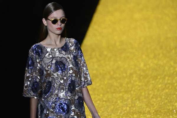 Alessa fez o segundo desfile da noite desta terça-feira, na 25ª edição do Fashion Rio. Com coleção inspirada no barroco, a grife propôs um verão com macacões, vestidos amplos e saias godês trabalhados em tons de azul, rose, branco, preto e dourado