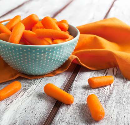 Mastigar vegetais crus, como a cenoura, fortalece a mandíbula
